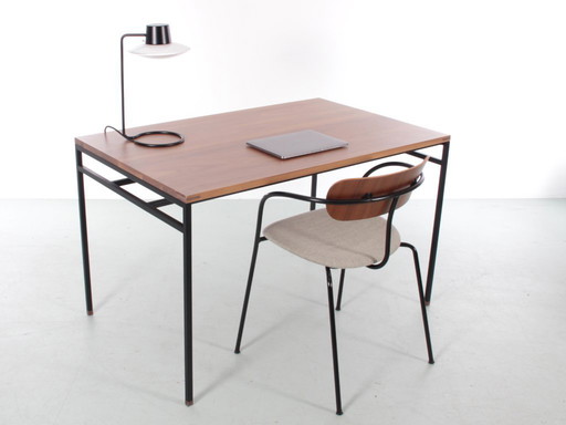 Schreibtisch Modell Cosmopol, aus Walnussholz und Stahl. 120 x 60 cm
