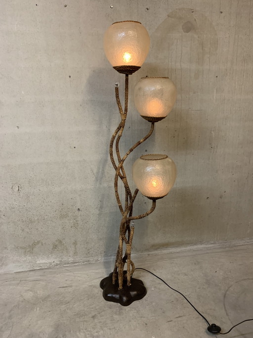 Lampada da terra organica con tre punti luce e sette bracci. (Spagna)