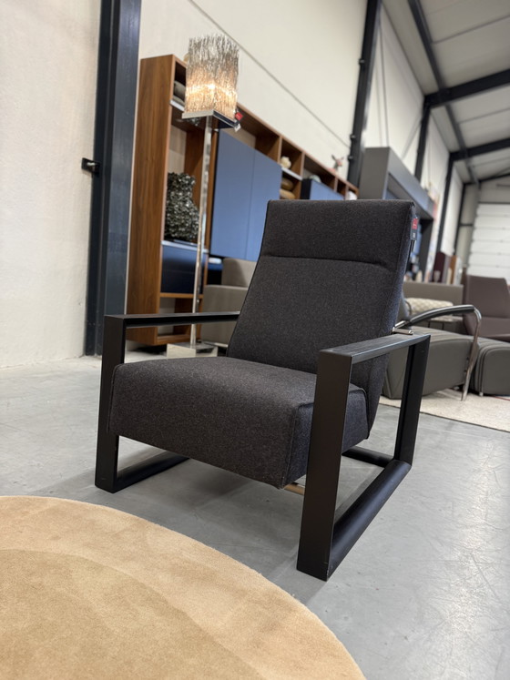 Image 1 of Sillón alto Montis Dickens con tapizado en color antracita.