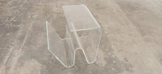Image 1 of Table d'appoint vintage en plexiglas avec porte-revues