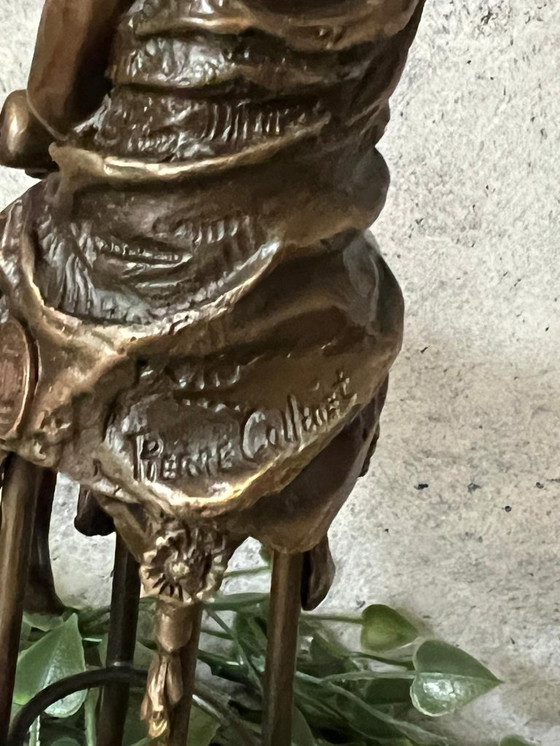 Image 1 of Bronzestatue einer Dame auf einem Stuhl mit einem Apfel