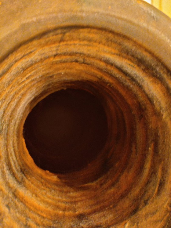 Image 1 of Amfora met handvaten en metalen houder, met romeinse versieringen en geglazuurd. 