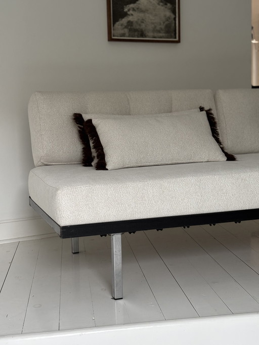 Divano dal design modernista – Completamente rivestito con Pierre Frey