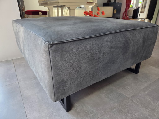 Grote leren poef/hocker in grijs/jeansblauw leder.