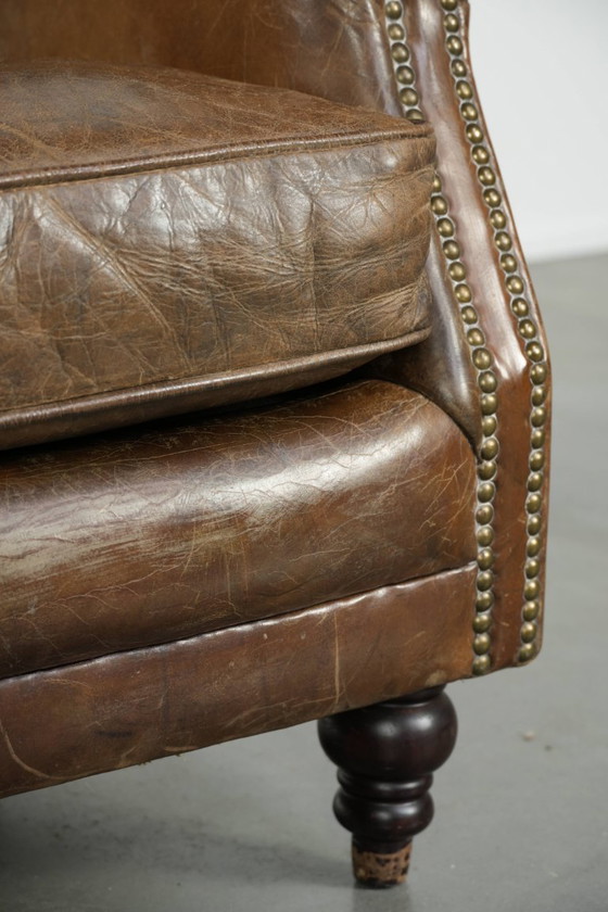 Image 1 of Stoere rundleren fauteuil in een mooi subtiel formaat met een prachtig patina