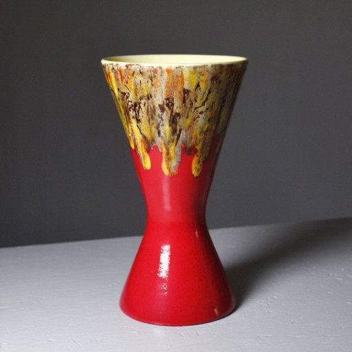 Vintage Diabolo keramische vaas uit de jaren 1950 in rood en geel.