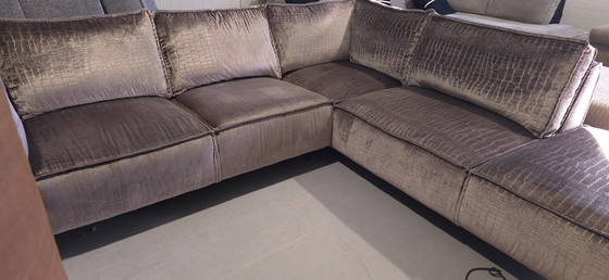 Image 1 of Divano angolare in velluto effetto coccodrillo color champagne