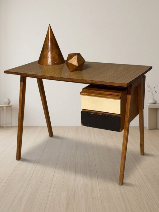 Schrijftafel, houten bureau uit het midden van de 20e eeuw, ontworpen door Robin Day, jaren 1950, Verenigd (photo 2 of 8)