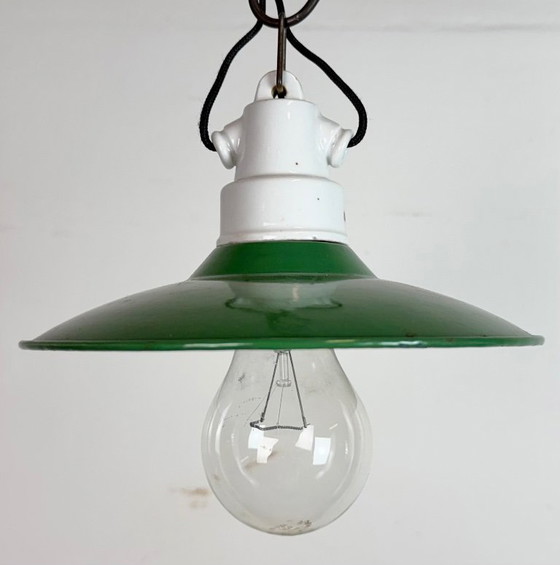 Image 1 of Industriële groene emaille hanglamp, jaren 50