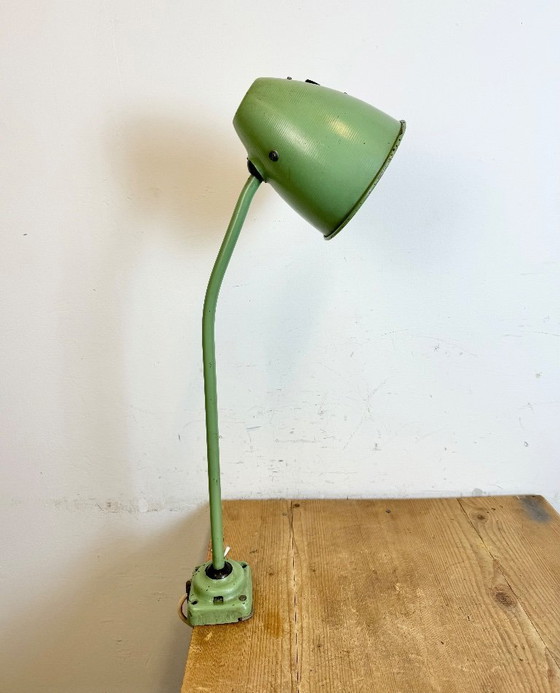 Image 1 of Lampada da tavolo industriale verde da officina, anni '60