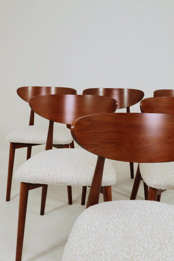 Image 1 of Set van 6 eetkamerstoelen, teakkleurig hout, bouclé bekleding, modern design