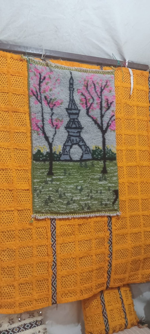 Tappeto marocchino in lana fatto a mano – motivo Torre Eiffel – verde, rosa, grigio – pezzo unico