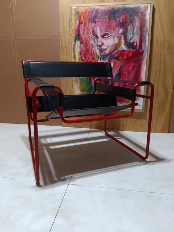 Image 1 of Bolso Knoll Wassily B3 rojo mate, nuevo-usado, en piel negra, de Marcel Breuer.