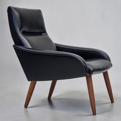 Fauteuil danois des années 1970, cuir artificiel noir, pieds en bois de teck.