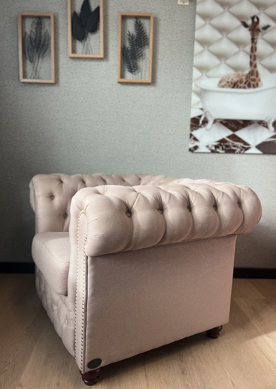 Image 1 of Poltrona Chesterfield Brighton in tessuto – Pitch Sand