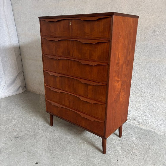 Image 1 of Teakhouten ladekast / tallboy — Denemarken, jaren 60
