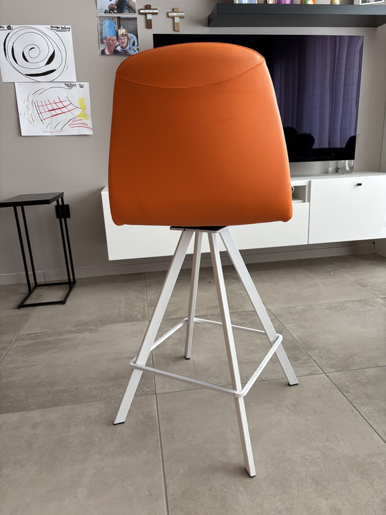Image 1 of Barkruk met oranje draaiende zit en witte poot