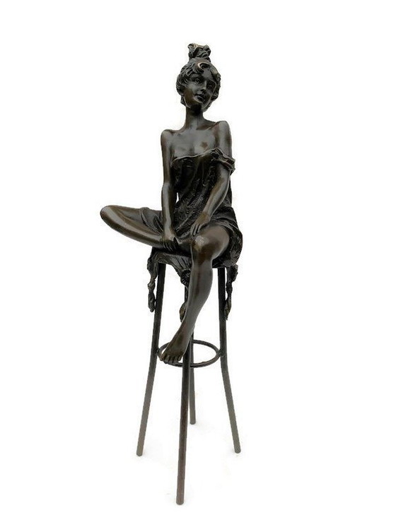 Image 1 of Statue en bronze Dame élégante sur tabouret