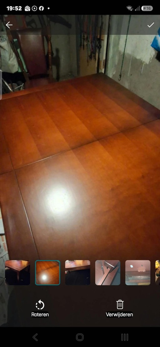 Mesa de comedor extensible exclusiva, hecha a mano, de madera maciza de cerezo con sistema de rieles tipo mariposa alemán.