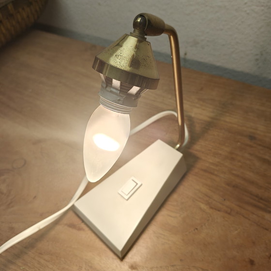 Image 1 of Vintage postmodern bureaulamp met messing en witte geometrische voet.