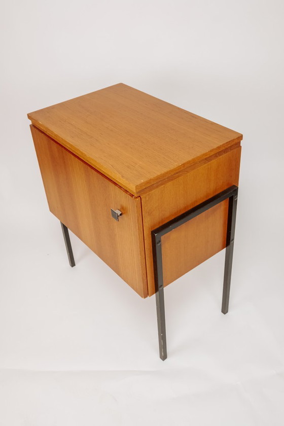 Image 1 of Mobiletto vintage in legno con gambe in acciaio nero