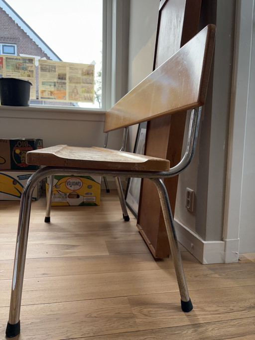 Houten bank met stalen frame