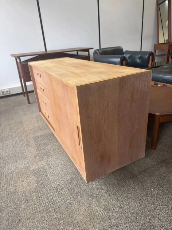 Buffet danois en chêne clair avec porte coulissante et quatre tiroirs. – Armoires de rangement, Vintage (photo 4 of 11)