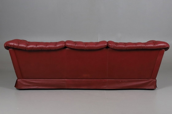 Image 1 of Divano classico a 3 posti in stile Chesterfield – Pelle color sangue di bue e bottoni profondi