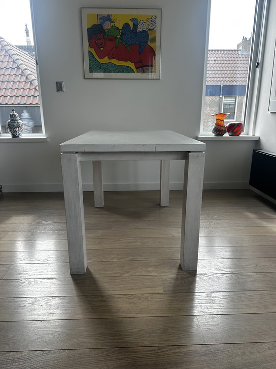 Image 1 of Table en chêne massif. 120 x 75 x 75 cm