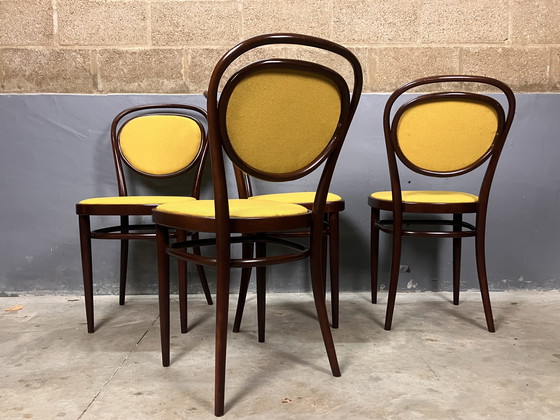 Image 1 of Thonet 215 madera curvada amarilla recién tapizada