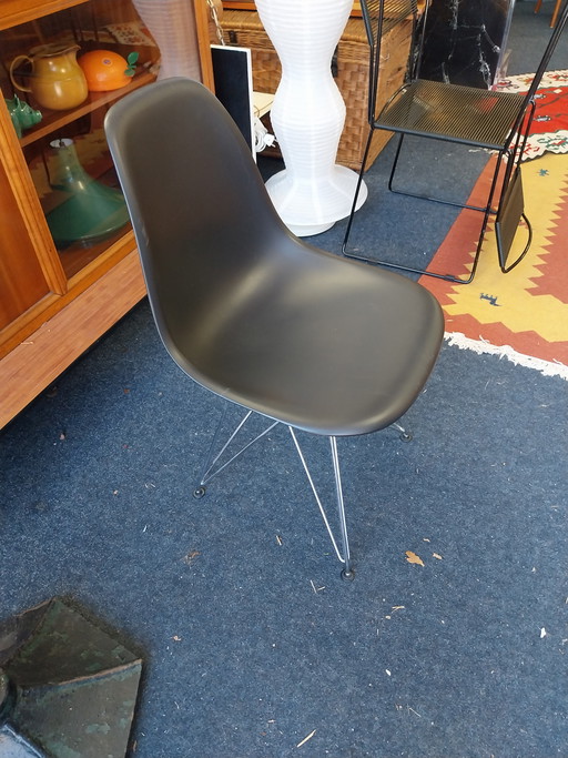 2 x Vitra DRS door Ray en Charles Eames april 2000