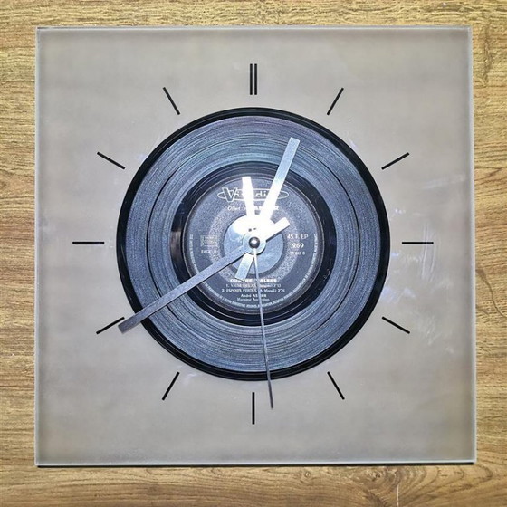 Image 1 of Orologio vintage unico / Disco in vinile a 45 giri / Decorazione originale per la casa