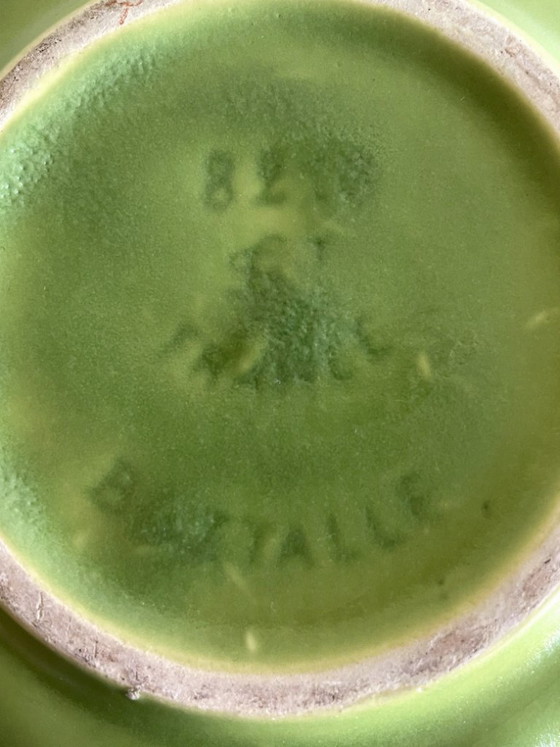 Image 1 of Bol/centro de mesa de cerámica verde anís y negro, Saint-Clément – ​​modelo 8218 – B. Letalle – década de 1950