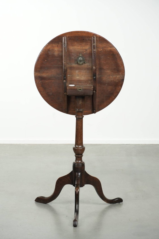 Image 1 of Antieke Engelse eikenhouten tilt top table/ bijzettafel uit begin 19e eeuw 