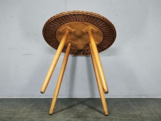 Image 1 of Table d'appoint en rotin et hêtre de Jan Kalous, Tchécoslovaquie, années 1970