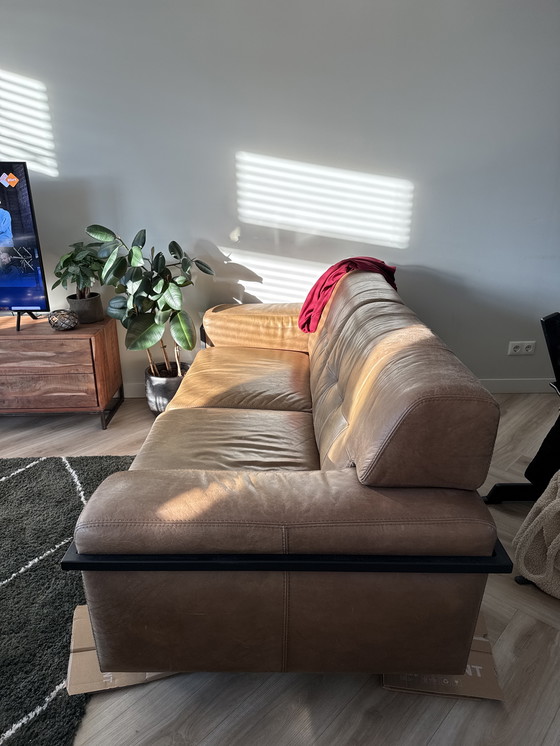 Image 1 of Banco de cuero verde con estructura de metal negro