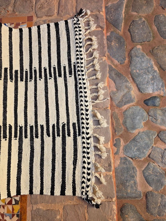 Image 1 of Tappeto Kilim marocchino a trama piatta a righe bianche e nere 150 x 100 cm