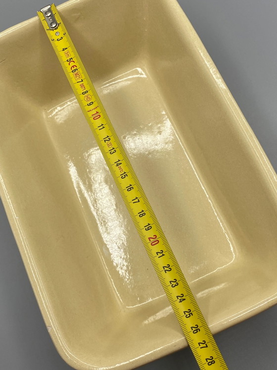 Auflaufform aus cremefarbenem Fayence – geformtes Blatt- und Rosettenfries – Dekorative Objekte (photo 7 of 8)