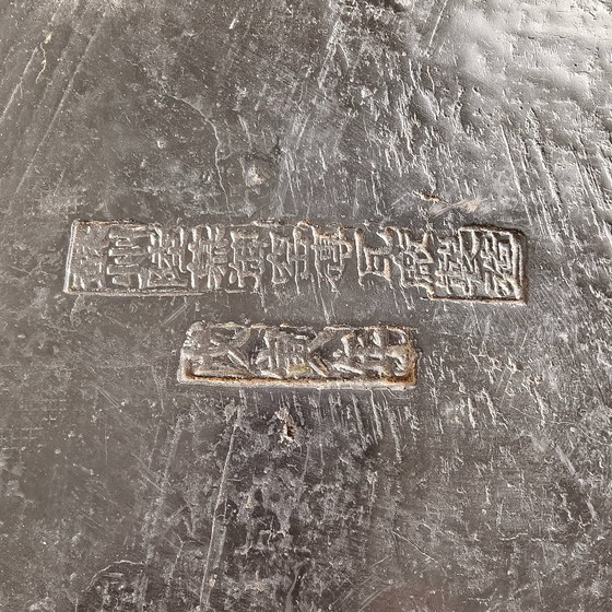 Rare brique d'or impériale chinoise (Jīn Zhuān) sur une table d'exposition en bois réalisée sur mesure. (photo 8 of 16)