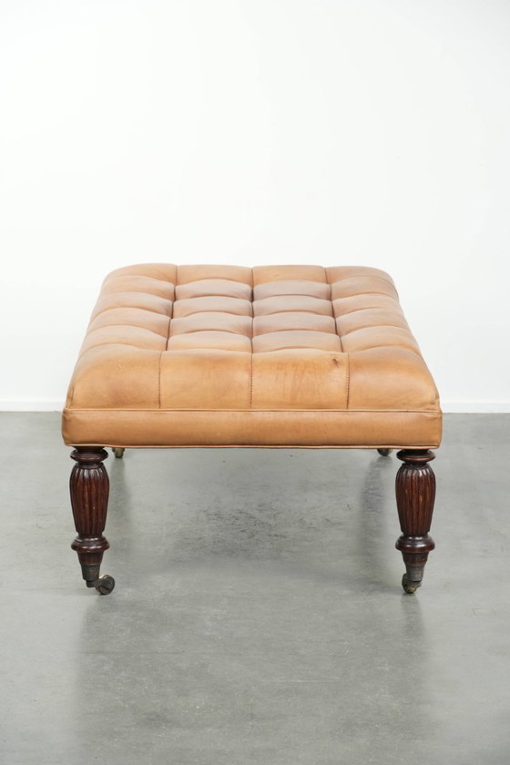 Image 1 of Grand pouf/table basse XXL en peau de mouton sur roulettes, de style Chesterfield anglais classique.