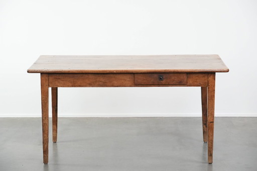 Franse eettafel van vruchtenbomenhout uit begin 19e eeuw met twee lades