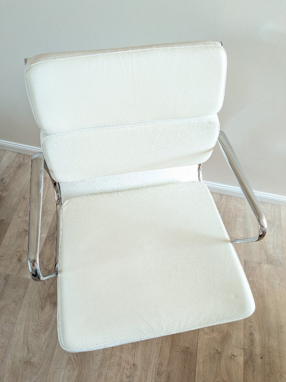 Image 1 of Vintage bureaustoel met zachte zitting en vierpootonderstel – toegeschreven aan ICF / Eames EA 208