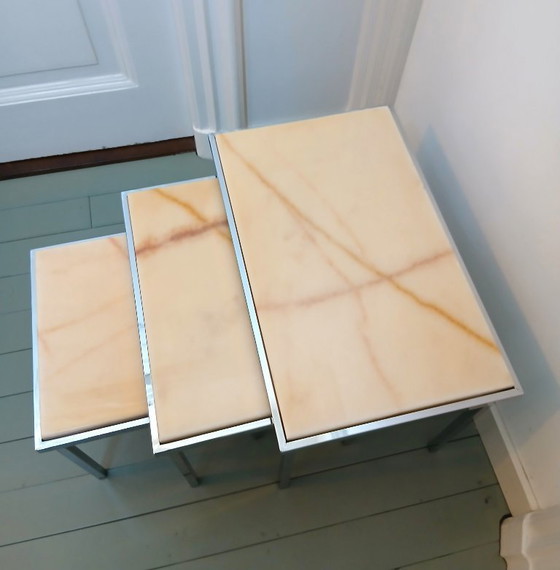 Image 1 of Minijuego de tres piezas de mediados de siglo: tapa de mármol y base cromada.