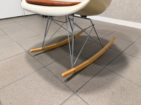 Vitra | Eames | RAR | Cognac + fibra di vetro pergamena | 2 pezzi – Sedie a dondolo, Pelle, Legno (photo 11 of 12)