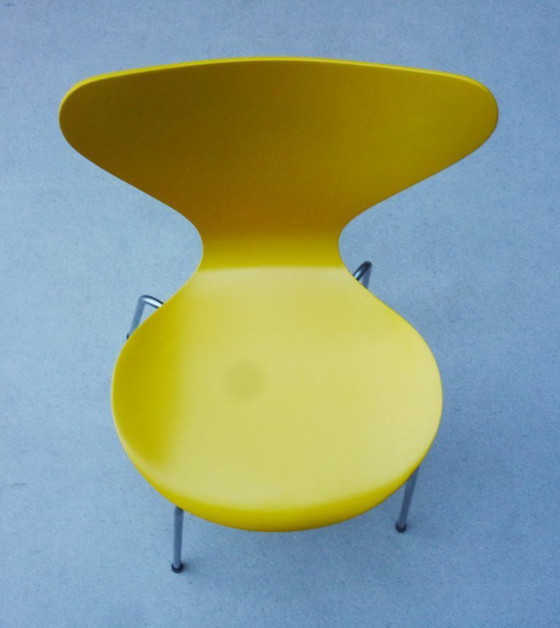 Image 1 of Chaise Mod. 3107 Arne Jacobsen Yellow