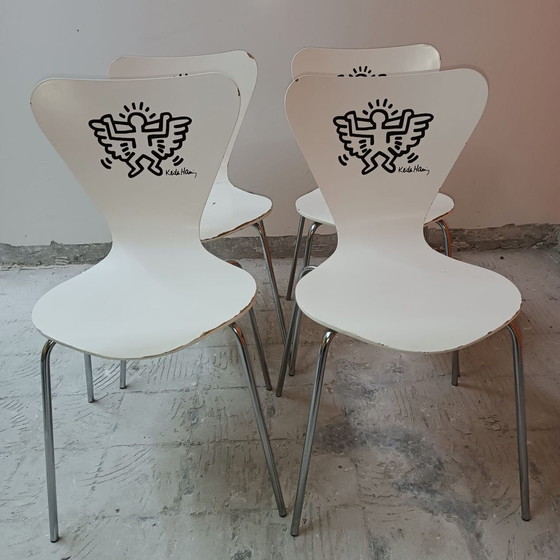 Image 1 of Página 1 de 18 Juego de 4 sillas Keith Haring de Arne Jacobsen para Fritz Hansen