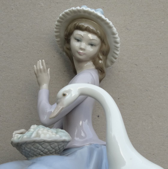 Image 1 of Meisje met een eend, Lladro, Meisje met een witte eend, Jong meisje met een eend