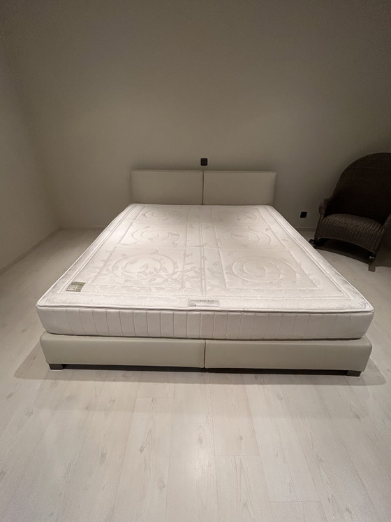 Image 1 of Lit double Minotti - A RETOURNER LE PLUS VITE POSSIBLE