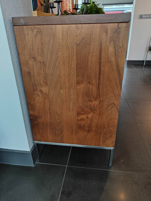 Buffet en noyer massif.