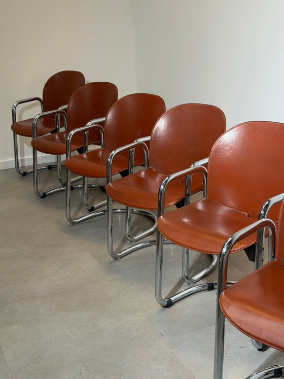 *Juego de 6 sillas “Dialogo Dessau” de Tobia & Afra Scarpa para C&B Italia – Piel color coñac, estilo Bauhaus (photo 7 of 10)